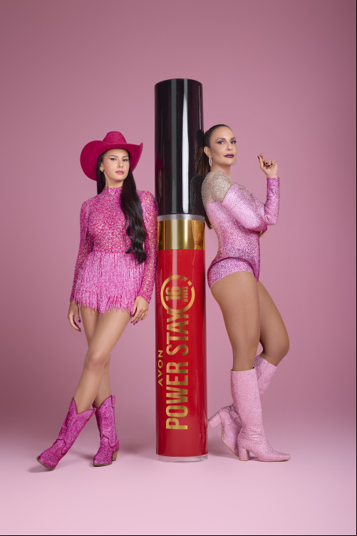 #Estratégia de modernização da Avon para 2025 envolve “AxéNejo” com Ivete Sangalo e Ana Castela  Marca investe em parcerias estratégicas e inovação para se conectar com públicos de diferentes gerações     Ao anunciar Ivete Sangalo e Ana Castela como novas embaixadoras, a Avon acaba de dar um o importante em sua estratégia de modernização da marca para 2025. Unindo inovação e tradição, a marca aposta nas duas grandes potências da música brasileira, que trazem consigo o legado do axé, bem como o frescor da nova geração do sertanejo, reforçando por meio do chamado “AxéNejo” o compromisso de constante renovação.     O movimento da Avon está em sinergia com as atuais tendências de se aliar com grandes personalidades para atrair para a geração de um elo mais próximo com diferentes públicos. Cerca de 52% da Geração Z, por exemplo, já realizaram compras de presentes com base em recomendações vindas de influenciadores digitais, segundo dados da plataforma Mavely. Para se ter uma ideia, somente no Instagram, as artistas somam mais de 50 milhões de seguidores, reforçando o grande alcance das duas estrelas.     A Diretora Executiva de Marketing e Comunicação da Avon, Juliana Barros, destaca que a parceria entre as artistas chega para fortalecer a construção de uma relação sólida com diferentes gerações. “Esta parceria reforça nosso compromisso de marca que dialoga com todas as gerações de forma atemporal. Assim como as maquiagens da Avon, o axé e o sertanejo são ritmos que estão amplamente presentes nos lares brasileiros ao longo de décadas”, diz.     As duas estrelas trouxeram uma versão repaginada do hit “Festa”, um dos maiores sucessos de Ivete Sangalo, como parte da campanha “Festa do Batom Avon”, que apresenta uma promoção exclusiva da Avon, que permite que os consumidores concorram a diversos prêmios, até mesmo uma casa. “Com Ana Castela conseguimos ar diretamente a Geração Z, um público antenado e conectado, trazendo um novo vigor para a marca sem perder a essência já consolidada. Enquanto com Ivete, que conta com uma legião de fãs lapidada há gerações, estreitamos nossa conexão com nossos consumidores mais fiéis”, aponta Juliana.     Maquiagem moderna  Além de parcerias estratégicas, a frente de maquiagens da Avon tem investido em inovação e qualidade para ampliar ainda mais o o a uma beleza mais ível. Apenas em 2024, a marca chegou a vender mais de 20 milhões de unidades de itens de maquiagem, de acordo com informações do Kantar. “Como marca líder de maquiagem no Brasil, está no DNA da Avon liderar as tendências de  do setor, sem perder a reputação de inovação e qualidade desenvolvida ao longo de sua história. O compromisso com uma beleza democrática e justa, sem abrir mão da qualidade, é o que mantém a marca nas necessaires e estojos de maquiagens de tantas brasileiras”, analisa Juliana.     No ano ado, a Avon trouxe ao mercado diversas inovações em suas fórmulas. Alguns exemplos foram as Máscaras Exxtravagant (que agora também possui uma versão à prova d'água), um novo batom para a linha Power Stay, bem como um esmalte com duração de 8 dias para a mesma linha. A família Tratamake ganhou novos tons de bases e conceito renovado de batom.     Em 2025, a Diretora adianta que a inovação seguirá como propulsora dos negócios da marca. “Estaremos cada vez mais próximos de nossos consumidores e o  público amante de maquiagens pode esperar uma série de novidades que envolvem ativações, experiências, campanhas, e principalmente soluções inovadoras e diversas que aprimoram a experiência do consumidor”, finaliza. Chics!!! - (Arquivo Pessoal)