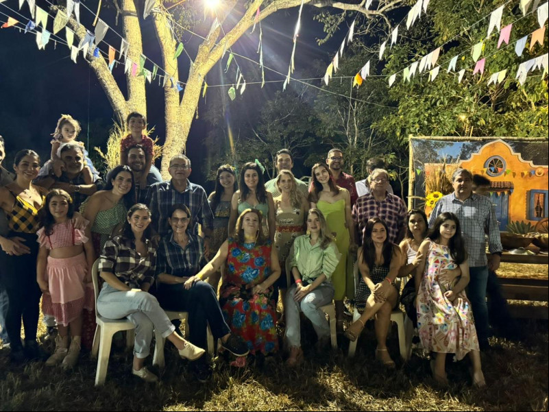 #Family - Um click do Arraiá na Fazenda dos queridos Ricardo Valença & Vyrna dez Moura Santos Valença com a família reunida. Chics!!! - (Divulgação)