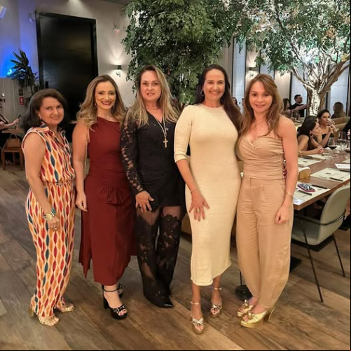 #Migas - Um click das queridas a aniversariante Adriana Lages Castro com a irmã Celina Lages e as amigas Elisa Ferraz, Olivia Nogueira e Ana Valéria comemorando a vida. Chics!!! - (Arquivo Pessoal)