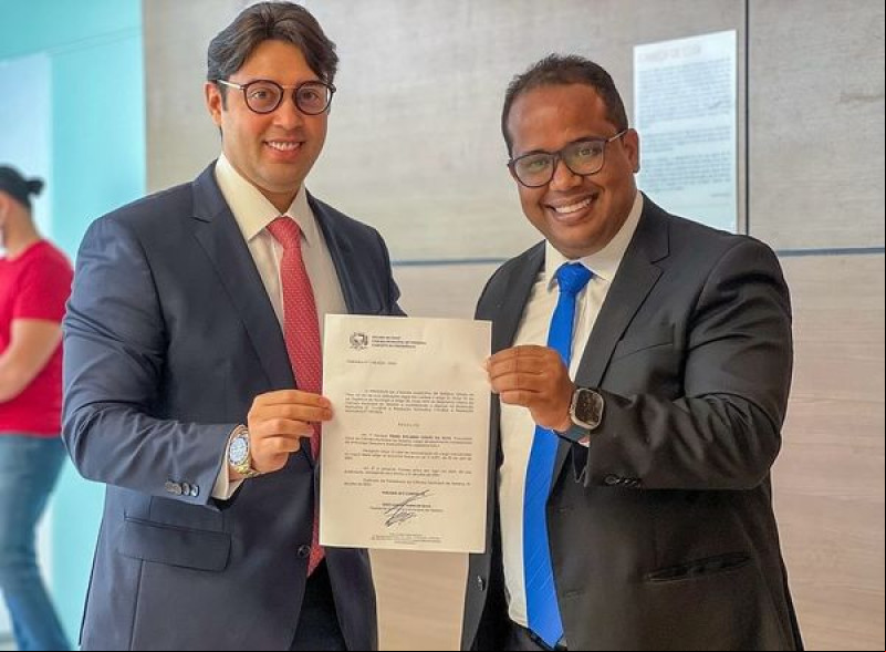 #Posse - Um click de Pedro Rycardo Couto da Silva, que tomou posse na manhã de 2/7 como novo procurador-geral da Câmara Municipal de Teresina. Pedro Rycardo é pós-graduado em Direito e Processo Penal, mestrando em Direito Empresarial, e também tem experiência na área de Direito Civil. O novo procurador-geral ocupa a vaga aberta pelo jurista Daniel de Sousa Alves, que tomou posse no dia 1°/7 como juiz titular do Tribunal Regional Eleitoral do Piauí (TRE/Pl). Chics!!! - (Divulgação)