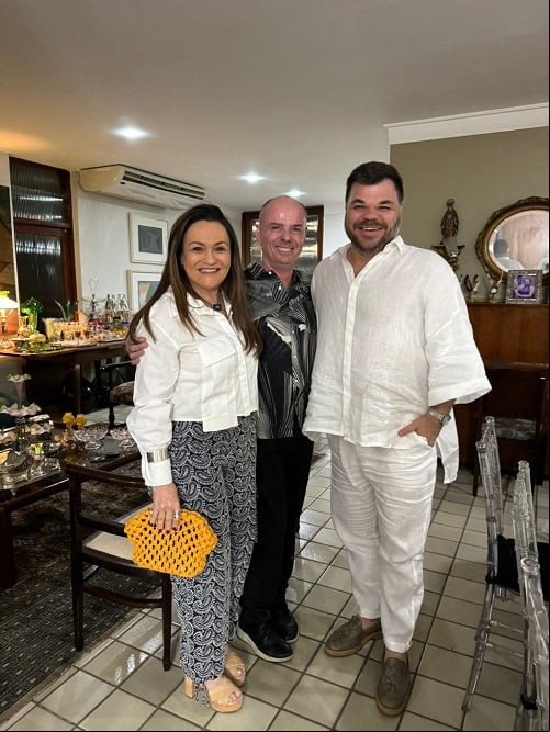 #Degustação do chef Ferdinand Silveira com a mãe Lúcia Silveira em noite de degustação do novo cardápio de Ferdinand, que voltará recheado de novidades. Um click de Ferdinand com os amigos Kalina Rameiro e Ronaldo Veras. Chics!!! - (Arquivo Pessoal)