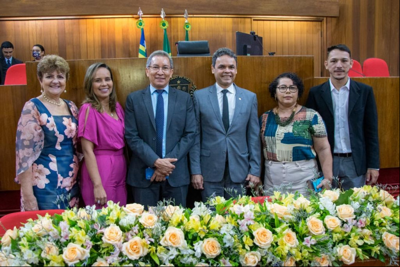 #DiadoCerimonialista - Foi comemorado com uma sessão solene na Assembleia Legislativa do Piauí e reuniu os chefes de cerimoniais de órgãos públicos. A solenidade foi proposta pelo deputado Gil Carlos. Na foto, Emília Nunes, Aldevania Barbosa, Mussoline Guedes, deputado Gil Carlos, Aurideia Vieira e Leonardo Menezes. Chics!!! - (Divulgação)