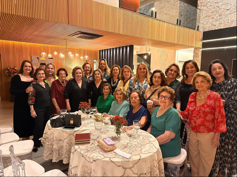 #Aniversário - Parabéns para a ex-senadora Eliane Nogueira (75 anos)!!! Um click da aniversariante na noite de 3/7 com as sócias do Clube do Chá, e teve as presenças dos seus filhos Gustavo, Juliana, Ciro Filho, Alessandra e Raimundo Neto. Chics!!! - (Divulgação)
