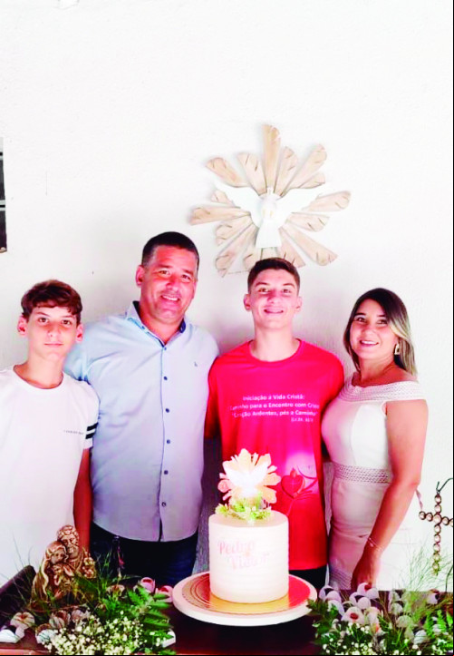 Garoto Pedro Victor no domingo ado, recebeu o Sacramento da Crisma durante evento religioso no Patronato e Colégio Irmã Maria Eugênia. Na foto ladeado pelo irmão: José Gabriel (a esquerda) e pelos pais: Clarindo Melo Júnior e Alice Oliveira. - (Arquivo Pessoal)