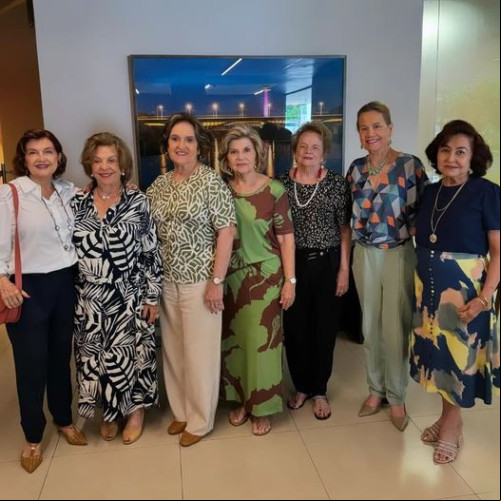 #ClubedoChá - Um click das queridas Gláucia Vilarinho com as amigas Myriam Castro, Alice Carvalho, Francisca Aragão, Maria Lúcia Silveira, Vânia Guerra e Marisa Barbosa em tarde de almoço do Clube do Chá. Chics!!! - (Divulgação)