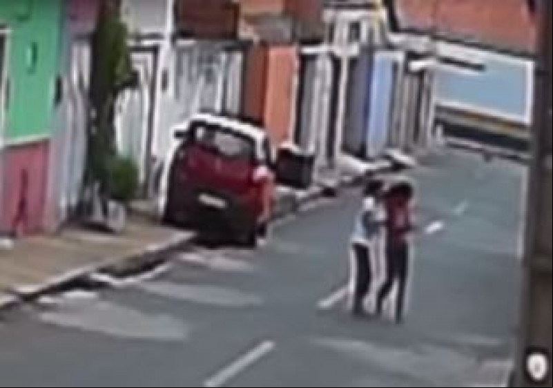 Jovem esfaqueada pelo pai tentou defender a irmã durante uma briga - (Reprodução/Whatsapp)