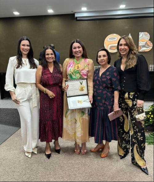 #OAB/PI - Um click da querida Margarete Coelho recebendo a honraria máxima da OAB/PI, Medalha Coelho Rodrigues - é primeira mulher a receber a comenda. Um click com a filha Marcela Coelho, a irmã Sadia Castro, a mãe Edvaldina Castro e a sobrinha Waleska Macêdo. Chics!!! - (Divulgação)