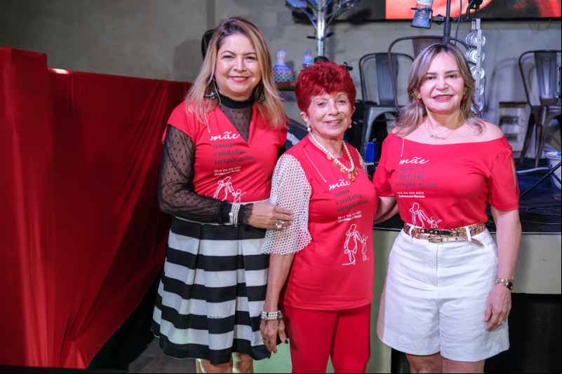 #AlmoçodasMês - Um click com as queridasNaty Silveira e Francisca Brito no nosso evento do dia 24/5 (Sábado) - Almoço Festivo - 'Mês das Mães', para comemorar a vida, o amor, o encontro, a confraternização e as amizades para criarmos memórias. Chics!!! - (Tibério Hélio)