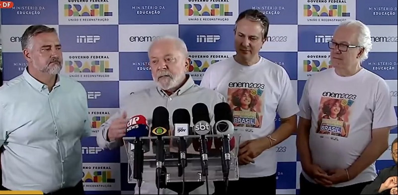 Presidente ao lado do ministro da educação Camilo Santana e representantes do INEP - (Reprodução TV Brasil)