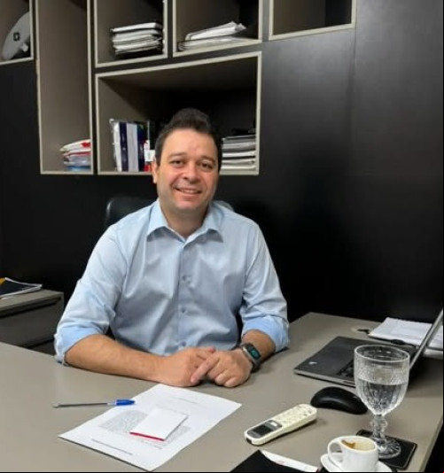  #Escolhido - Um click do ex-vereador e advogado Evandro Hidd, assumirá o cargo de Diretor Geral da Assembleia Legislativa do Estado do Piauí. Evandro foi escolhido pelo deputado Severo Eulálio, que é o novo presidente da ALEPI para o Biênio de 2025/2026. Chics!!! - (Arquivo Pessoal)