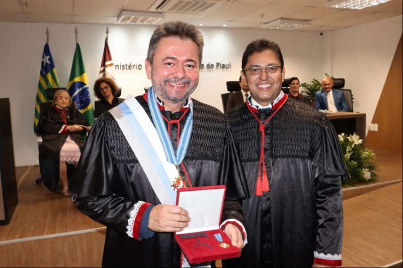#Posse - Um click do Procurador-Geral de Justiça do Ministério Público do Piauí Cleandro Alves de Moura com o mais novo procurador Eny Pontes, que foi empossado em sessão solene realizada na noite de 2/6 na sede do MPPI. Chics!!! - (MP/PI)