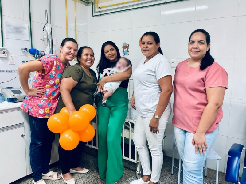 Criança deixa HUT após 11 meses internado com doença rara