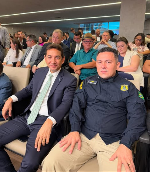 #Posse - Um click do superintendente da Codevasf/Pl, Marcelo Castro Filho e o superintendente da Polícia Rodoviária Federal (PRF), Fabrício Loiola na posse do deputado estadual Severo Eulálio como presidente da ALEPI. Chics!!! - (Arquivo Pessoal)