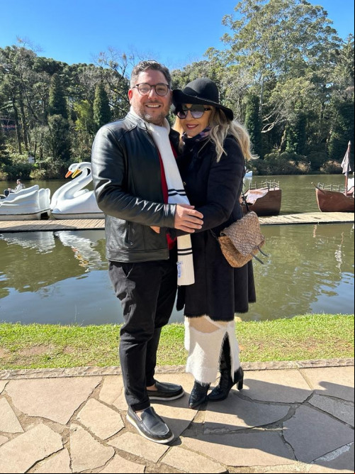 #Filho&Mãe - Um click da querida Marlúcia Costa, que está afivelando as malas de viagem para Nova York e Boston no dia 23/11. Um click com o filho Andrei Costa em viagem badalada. Chics!!! - (Divulgação)