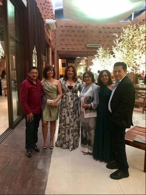 #Migs - Parabéns para a aniversariante de hoje (14); Gina Castelo Branco!!! Um click com amigos reunidos em evento badalado. Chics!!! - (Arquivo Pessoal)
