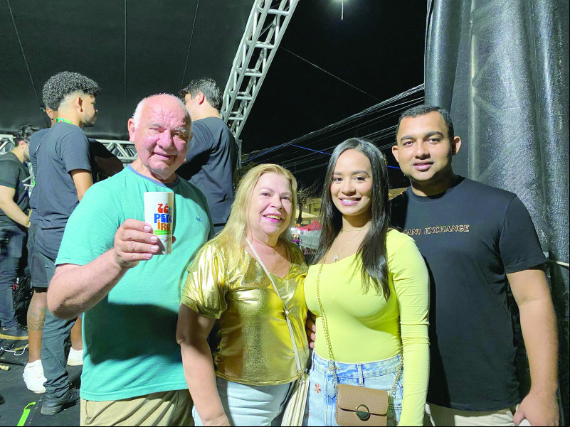 Zé Iran Felinto e sua Carminha Pontes, Milena Barros e Felipe Alves, curtindo juntos o maior Zé Pereira do Piauí, que aconteceu no final de semana em José de Freitas. - (Arquivo Pessoal)