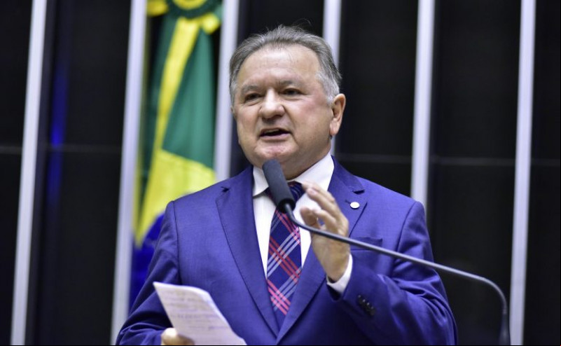 Projeto de lei quer proibir publicidade de apostas em jogos e apps para menores de 18 anos