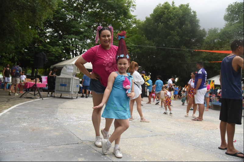 Mãe e filha fantasiadas no bloco Tan Dan Dan. - (Assis Fernandes/ O DIA)