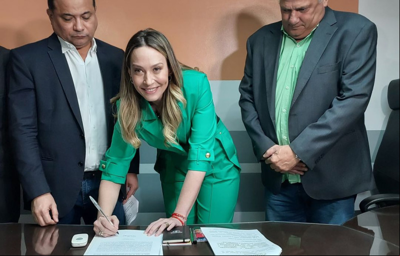 Vanessa Tapety é empossada na Assembleia e fala em “honrar legado de sua família”