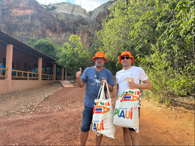 #Ação - O superintendente do Sebrae no Piauí, Júlio César Filho, destacou a importância dessa ação para a internacionalização do turismo piauiense, ressaltando que o estado possui atrativos diferenciados e ainda pouco explorados pelo mercado europeu. “Trazer operadores portugueses para uma vivência real no Piauí é uma oportunidade única de mostrar a qualidade da nossa oferta turística. O Famtour permite que esses profissionais conheçam os destinos, avaliem a infraestrutura e percebam o potencial do Estado para atrair turistas estrangeiros”, afirmou.  Já o diretor técnico do Sebrae no Piauí, Delano Rocha, reforçou que a experiência proporcionada aos operadores é um o essencial para fortalecer o Piauí no turismo global. “O contato direto com os destinos e com os empresários locais gera segurança para os operadores montarem pacotes e comercializarem o Piauí de forma mais assertiva. Estamos investindo não apenas na visibilidade do destino, mas na construção de negócios sólidos e duradouros”, destacou. Entre os operadores que participam da ação estão Marta Cruz, da Lusanova; Adriano Portugal, do Mercado das Viagens; e Ricardo Rodrigues Baptista, da Total Fun, que percorrem o litoral do Estado. Já na Serra da Capivara, Pedro Cardoso, da Travel Feeling; e Pedro Ferreira, da Solférias, estão explorando a riqueza arqueológica e natural da região, vivenciando experiências que vão desde visitas a sítios pré-históricos até o contato com a cultura local.  Com essa iniciativa, o Sebrae no Piauí e seus parceiros reforçam o compromisso com a promoção internacional do Estado, conectando o destino a mercados estratégicos e ampliando oportunidades para os pequenos negócios do setor turístico. A ação antecede a participação na BTL 2025, que acontecerá de 12 a 16/3, em Lisboa, a qual contará com um estande exclusivo do Piauí. Chics!!! - (Arquivo Pessoal)