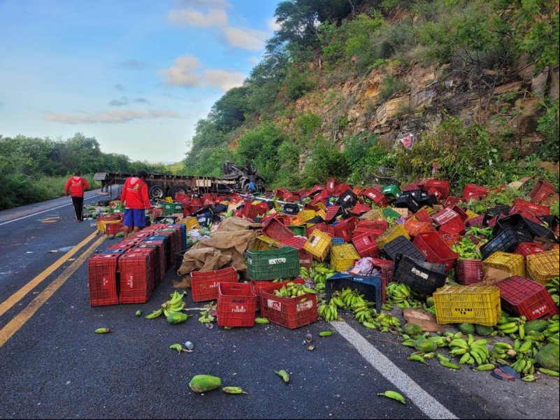 Caminhão carregado de frutas capota na BR-222 e deixa motorista ferido no Norte do Piauí