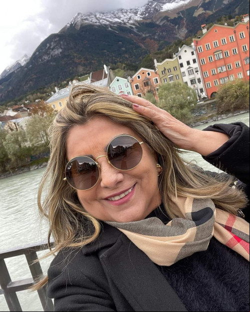 #Internacional - Um click da querida Regina Célia Bezerra - by Lojas Regina, em #tbt de viagem pela Europa. Essa semana ela está curtindo o litoral piauiense. Chics!!! - (Divulgação)