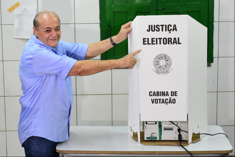 Silvio Mendes vota cercado de apoiadores e diz que saúde será prioridade na sua gestão