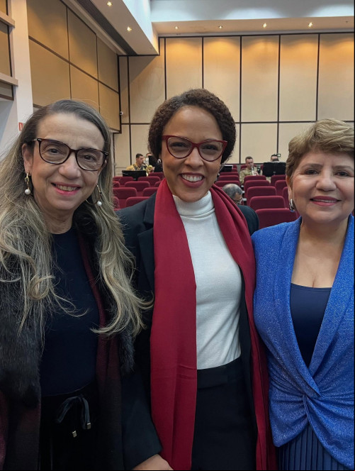 #Migas - Um click das queridas Eugênia Villa no primeiro dia do FOVID PR com Dra. Júnia, Juliane e Dra Juliana, evento badalado. Chics!!! - (Arquivo Pessoal)