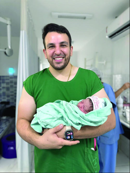 Dentista Ricardo Napoleão é pura felicidade com o nascimento de sua filha Júlia na noite de sábado. Ricardo é filho da renomada  escritora Lisete Napoleão. - (Arquivo Pessoal)
