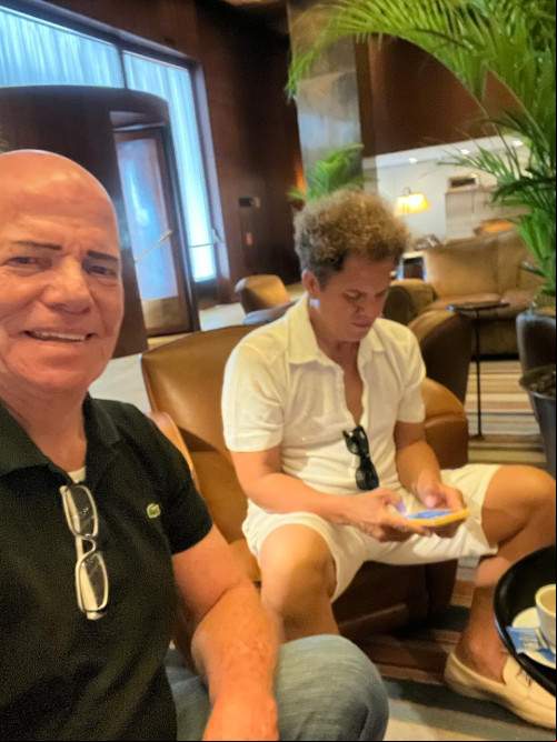 #Irmãos - Um click dos meus queridos amigos Robson Brito com o seu irmão o famoso Romero Brito, que ou uns dias no Brasil em São Paulo na companhia de Aproveitaram para reunirem amigos na Galeria do empresário Robson Brito para bridarem a vida. Chics!!! - (Arquivo Pessoal)