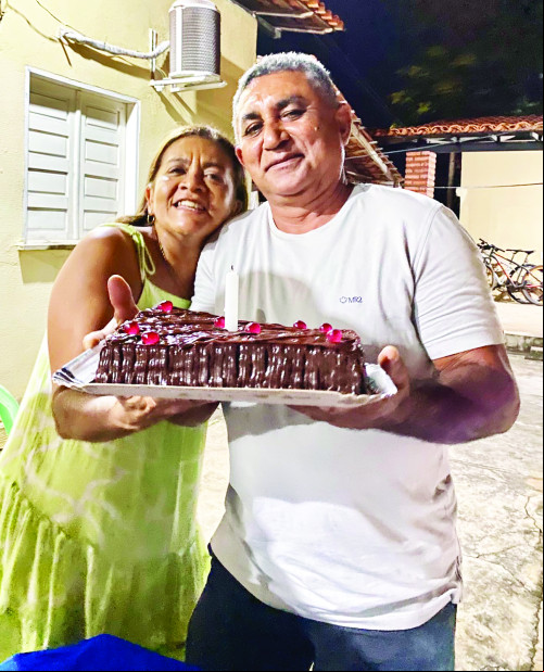 Parabéns! Para Antônio Edson Coutinho, que na sexta-feira ada ganhou festa para comemorar a data. Na foto está ladeado pela esposa professora Lourdes Sales. - (Arquivo Pessoal)