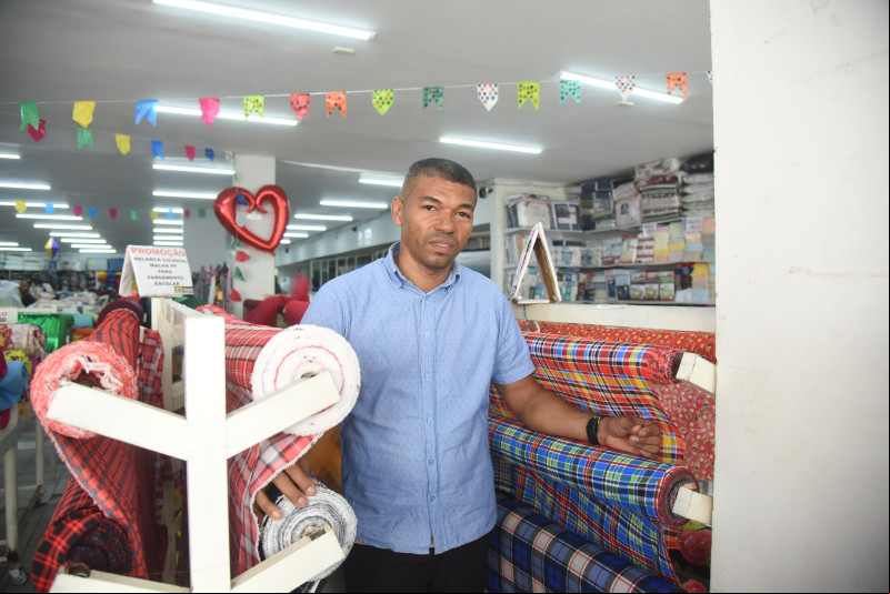 Anderson Ferreira é gerente de uma loja de tecidos na capital - (Assis Fernandes/O Dia)