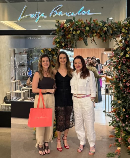 #Migas - Um click das queridas Marília Arcoverde Cavalcante e Ângela Costa Arcoverde com a empresária Lívia Aguiar Nogueira, que inaugurou a @luizabarcelosteresina no Shopping Rio Poty. Chics!!! - (Arquivo Pessoal)