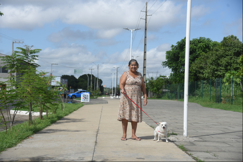 A dona de casa Maria Alves Teixeira comenta que costuma ear com sua cachorrinha Nina toda manhã - (Assis Fernandes/ODIA)