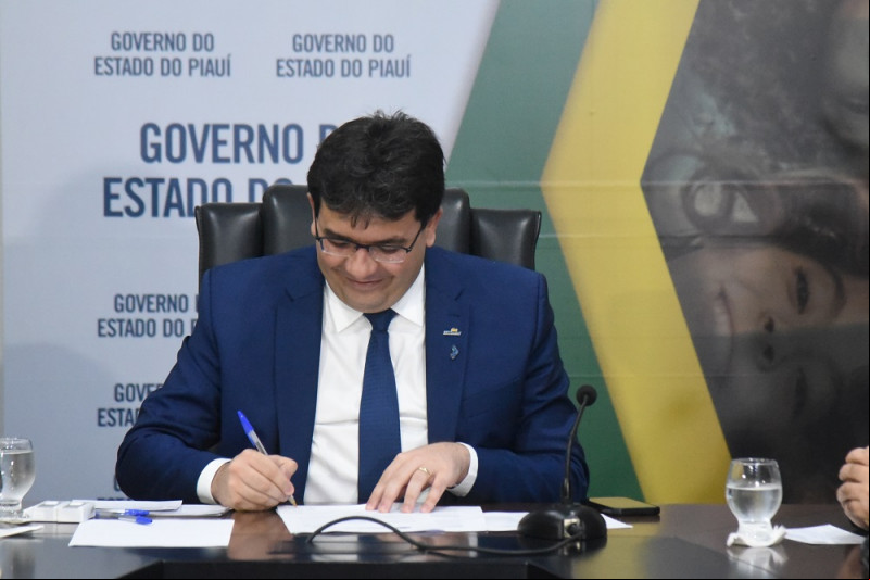Governador sanciona reajuste e nova tabela de professores temporários; veja os valores