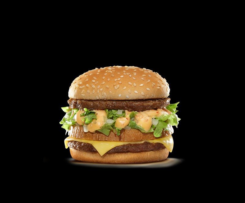 #Dia do Hambúrguer (28/5)!! - #Bob’s - No Dia do Hambúrguer  “Rede resgata linguagem divertida para transformar cupom promocional do seu famoso Big Bob em experiência de marca”. Virou uma das datas favoritas das grandes redes de fast-food para lançar campanhas promocionais e atrair tráfego às lojas e aos apps. Não é à toa: trata-se de um dos produtos mais emblemáticos do setor, com enorme apelo de consumo e forte conexão emocional com o público. A cada ano, a data deixa de ser apenas uma celebração para se tornar uma verdadeira arena de estratégias criativas, preços agressivos e ativações digitais.  Este ano, o Bob’s aposta no bom humor para fisgar os consumidores, mas sem abrir mão da clareza na comunicação. Com o mote “Textos legais no Bob’s, são legais de verdade”, a marca propõe uma campanha que transforma o tradicional “texto legal do cupom” em uma extensão da experiência. A ação vai de 28 a 30 de maio, com Big Bob a R$ 9,90 exclusivamente pelo app ou site do Bob’s, válido em toda a rede, com exceção do delivery.  Mas o que chama atenção é o desdobramento do “texto legal”: ao ar o cupom promocional do sanduíche, o consumidor encontra, um texto legal que realmente entrega um benefício. Ali está escondida uma segunda vantagem: um cupom de batata frita gratuita, ado com um código promocional e um clique que leva o usuário a uma landing page exclusiva.  Uma mecânica simples e eficiente  A jornada do consumidor foi desenhada para ser intuitiva:  O cliente entra no app ou site do Bob’s e se cadastra se ainda não for Bob’s Fã; Ao ar o cupom do Big Bob, rola até o texto legal; No texto, encontra um link e código promocional; O link o direciona para uma landing page exclusiva; Ali, ele insere o código e resgata a batata grátis cupom liberado imediatamente, até o limite de resgates. A ideia é clara: brincar com a linguagem jurídica típica de campanhas promocionais que muitas vezes são excessivamente burocráticas e mostrar que, no Bob’s, o “legal” é realmente legal. “Transformamos o que costuma ser ignorado, o rodapé, em uma oportunidade de conexão e benefício real para o consumidor”, explica Felipe Diniz, Gerente de Marketing do Bob’s.  Uma celebração que privilegia o cliente  Mais do que um jogo de palavras, a ação reforça um dos pilares da marca: descomplicar e entregar valor de forma transparente. Em um ambiente altamente competitivo, especialmente em datas comemorativas como o Dia do Hambúrguer, destacar-se não é apenas questão de preço, mas de experiência e de consistência com o posicionamento.  Ao oferecer um sanduíche com preço promocional e batata gratuita de maneira clara e ível, o Bob’s aposta no caminho da simplicidade estratégica. Em tempos em que as marcas disputam atenção em todos os canais, entregar o que se promete de forma honesta pode ser a melhor jogada de marketing.     Sobre o Bob’s      O Bob’s, primeira rede de fast food e de franquias de alimentação do Brasil, fundada em 1952 no burburinho de Copacabana, rapidamente lançou moda e virou mania entre os cariocas. Sua expansão pelo Brasil começou em 1984 por meio de um bem-sucedido sistema de franquias, que segue até hoje oferecendo e para todos os interessados em abrir uma unidade da rede. Atualmente, são mais de 1.000 pontos de venda em todas as regiões do Brasil. Chics!!!                            - (Arquivo Pessoal)