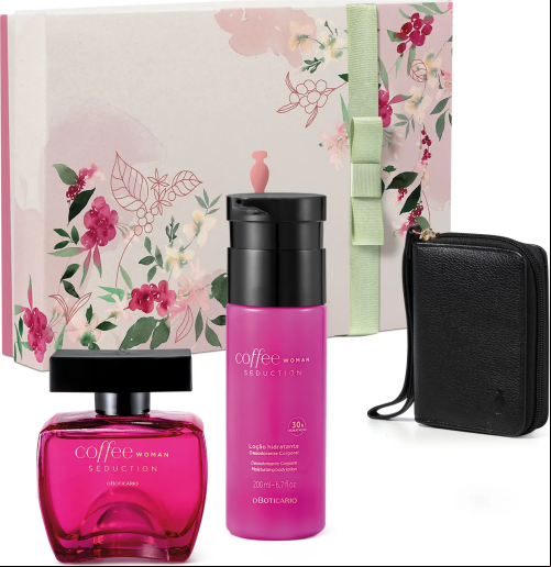 #DiadasMães - O Boticário traz a Campanha "A Tormenta" para o Dia das Mães e lança 16 kits exclusivos para celebrar a data Para tornar a data ainda mais única, a marca líder* em presenteáveis, apresenta uma seleção de 16 kits e combos exclusivos que são sucesso e vão agradar desde as mães mais clássicas e sofisticadas, até as modernas e práticas Neste ano, com a campanha “A Tormenta”, o Boticário, tem como objetivo incentivar as mães a saírem de um lugar de insegurança para um caminho de construção de confiança mútua com seus filhos adolescentes. Para tornar a data ainda mais única, a marca líder* em presenteáveis, apresenta uma seleção de 16 kits e combos exclusivos que são sucesso e vão agradar desde as mães mais clássicas e sofisticadas, até as modernas e práticas. Com preços especiais a partir de R$49,90, até o dia 12 de maio, os itens em edição limitada contam ainda com descontos imperdíveis de até 25% off em todos os canais de vendas - e-commerce, com site e app exclusivo, lojas físicas e revendedores espalhados por todo o Brasil. A grande novidade, especialmente escolhida para celebrar o Dia das Mães, é a fragrância Liz Flora – lançamento que conta com a perfumação floral inspirada na flor de Jacarandá, combinada com a potência amadeirada da base de sândalo. O aroma evoca o espírito de milhares de mulheres brasileiras que são referência de força e inspiração. Kit Presente Dia das Mães Coffee Woman Seduction (3 itens)  Preço sugerido: de R＄314,70 por R＄253,90  O Kit Presente Dia das Mães Coffee Woman Seduction traz produtos que entregam hidratação e fragrância na medida certa, além de uma charmosa carteira. Irresistível, doce e memorável, Coffee Woman Seduction Desodorante Colônia entrega Madeira, Musk, Café Arábica, notas frutais e um delicado toque floral para uma fragrância intensa e viciante. Com fórmula que entrega uma textura de rápida absorção, a Loção Desodorante Hidratante Corporal Coffee Woman Seduction hidrata intensamente e desodoriza seu corpo, deixando-o macio e sequinho o dia todo. Super compacta e discreta, a Carteira Preta Com Alça O Boticário pode ser levada na mão, no bolso, em bolsas e mochilas, e acomodar com conforto e segurança itens pessoais como documentos, cartões e dinheiro. charmosa, ela vem com zíper, para garantir que nada se perca. Chics!!! - (Divulgação)