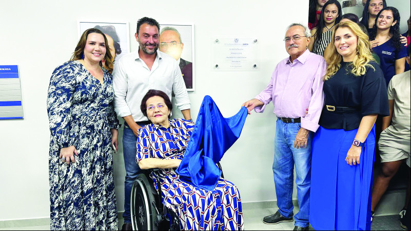 Reitora e Pró-Reitora do UNIFSA, Antonieta Lira, Mantenedor do UNIFSA, Átila Lira, Reitora Emérita, Yara Lira, Pró-Reitor de Planejamento de Desenvolvimento Institucional, Átila Freitas Lira e Pró-Reitora istrativo-Financeira, Indira Lira, durante a inauguração da Clínica-Escola Veterinária na segunda-feira (23). - (Arquivo Pessoal)
