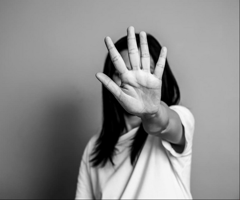 Mulher vítima de violência pode ter medida protetiva de urgência após denúncia; entenda