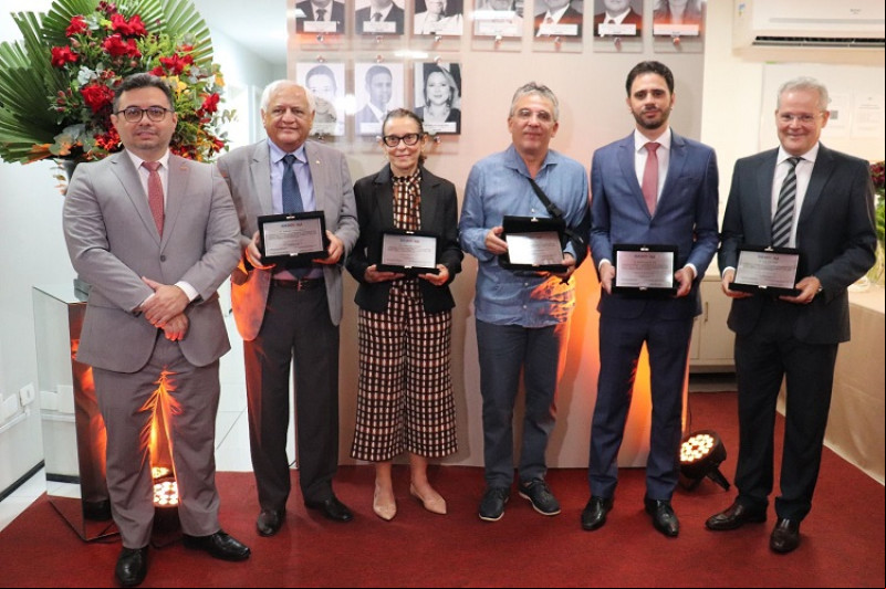 A Caixa de Assistência dos Advogados do Piauí (CAAPI) inaugurou a nova galeria de presidentes na sede da entidade. A cerimônia aconteceu com o presidente da CAAPI, Talmy Tercio, da vice-presidente Dalva Fernandes, do presidente da OAB-PI Celso Neto, bem como dos demais diretores. Também marcaram presença ex-presidentes da CAAPI,  que foram homenageados: Reginaldo Correia Moreira, Nelson Nery Costa, Jorge Azar Chaib (in memoriam), Joaquim Barbosa de Almeida Neto, Éfren Paulo Porfírio de Sá Lima, Mario Roberto Pereira de Araújo, Eduarda Mourão Eduardo Pereira de Miranda, Ednan Soares Coutinho, Rafael Orsano de Sousa, Andréia de Araújo Silva. Chics!!! - (Divulgação)