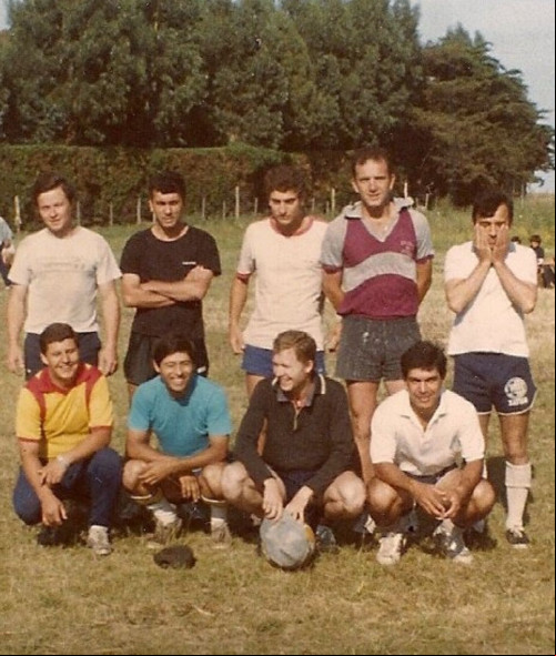 Professor Osmar é o jovem que está de camisa preta, em pé, à esquerda - (Arquivo Pessoal)