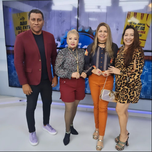 Parabéns para o querido amigo Jornalista Ronaldo de Sá (2/5)!!! Um click com as queridas Marinalda Oliveira - by Lojão do Peixe  e Mazé Rodrigues. Chics!!! - (Divulgação)
