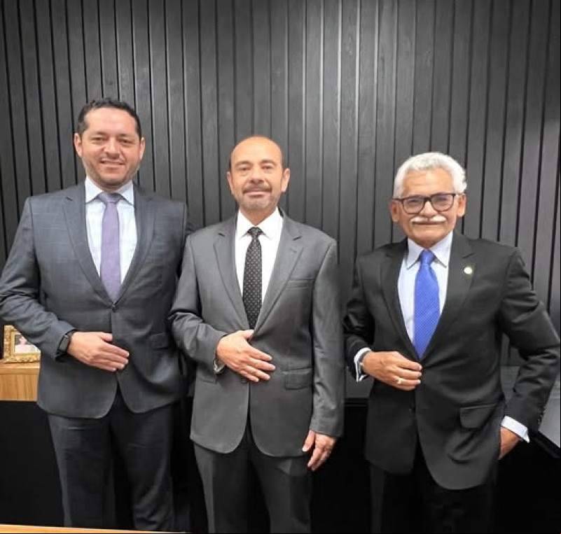 Parabéns para o desembargador Antônio Soares (3/4)!!! Que também encerrou a sua trajetória no Tribunal de Justiça do Piauí com uma despedida marcada pela emoção e reconhecimento de seus pares. Ao longo de sua carreira, ele se destacou pelo compromisso com a justiça e pela contribuição ao judiciário piauiense. Na sua aposentadoria, Antônio Soares recebeu homenagens de colegas e autoridades. Um click do aniversariante com o desembargador Agrimar Rodrigues de Araújo, vice-presidente do TJ/PI, e de Roosevelt Figueiredo, secretário de Orçamento e Finanças do Tribunal, que prestigiaram o legado deixado pelo magistrado. Chics!!! - (Arquivo Pessoal)
