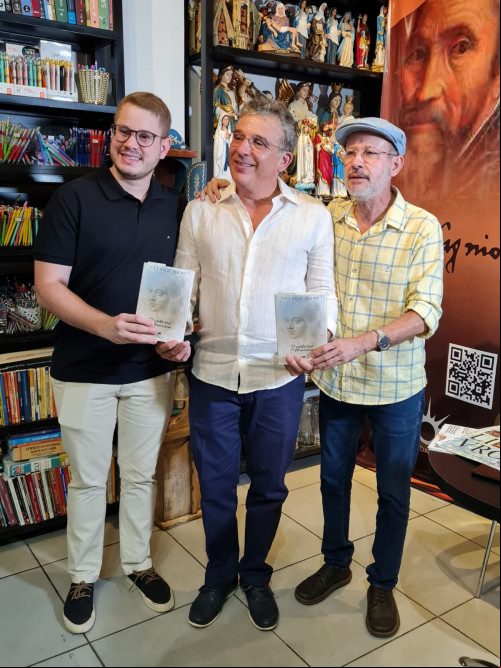 #Livro - Um click do meu querido amigo o advogado e jurista Nelson Nery, que lançou em grande estilo na noite de 30/11, na Livraria Entrelivros, o seu novo livro “O Caderno de Maria”. Chics!!! - (Luciêne Sampaio)