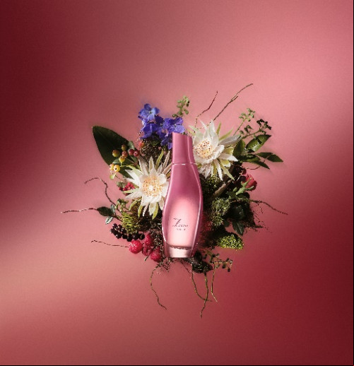 #Natura apresenta Luna Ousadia                                                                                                                                                                                 A nova fragrância que exalta ousadia das mulheres com a exótica Flor de Pitaya. O novo Natura Luna Ousadia traz o Chipre Brasileiro, caminho olfativo exclusivo, e convida as mulheres a ousarem em seus caminhos. Vaso de flores em cima de uma flor cor de rosa. Descrição gerada automaticamenteNatura Luna, marca prestigie de perfumaria, expressa toda a potência feminina em fragrâncias que traduzem histórias inspiradoras, instigando as mulheres a ocuparem novos espaços e valorizarem suas conquistas do dia a dia. Agora, amplia seu portfólio com a chegada de Luna Ousadia, a nova fragrância intensa, com muita feminilidade, que combina o Chipre brasileiro com Flor de Pitaya e frutas vermelhas. Desenvolvida pela perfumista exclusiva da marca, Veronica Kato, a nova fragrância traz a potência do feminino como inspiração em uma fragrância vibrante e única e combina o encontro do Chipre brasileiro com a luminosidade da exótica Flor de Pitaya e a vibração das frutas vermelhas. A novidade é uma referência às mulheres que acreditam em si mesmas, se projetam e conquistam os seus espaços, com seu conceito criado em parceria com a atriz e embaixadora da marca, Taís Araujo, bem como as Consultoras de Beleza Natura – e traz ingredientes da biodiversidade brasileira, o Capitiu e a Priprioca, cultivados e colhidos por comunidades fundadas ou lideradas por mulheres, garantindo ainda mais força e feminilidade à fragrância. Celebrando 10 anos de existência, Natura Luna carrega consigo a criação exclusiva do caminho olfativo do Chipre brasileiro, desenvolvido pela perfumista exclusiva da marca, Veronica Kato, em uma releitura inédita e moderna do clássico da perfumaria que se inspira na força e alegria da mulher brasileira. “O caminho olfativo Chipre é a família olfativa mais marcante e sofisticada da perfumaria, que tem como característica principal a madeira forte, intensa e de muita personalidade que é o patchouli. A diferença do Chipre brasileiro é que adicionamos frutas para deixá-lo mais alegre, assim como flores para deixá-lo mais sensual. As fragrâncias Luna são uma interpretação desse caminho olfativo”, comenta Veronica Kato, perfumista exclusiva da Natura. Junto à fragrância, o lançamento também conta com um ritual completo de perfumação com o Desodorante Hidratante Corporal Natura Luna Ousadia, uma fórmula perfumada com textura cremosa que promove hidratação por 48 horas. O lançamento já pode ser adquirido com as Consultoras de Beleza Natura, também em ambiente digital, no e-commerce da Natura, nas franquias Aqui Tem Natura ou nas lojas próprias da marca. Chics!!! - (Divulgação)