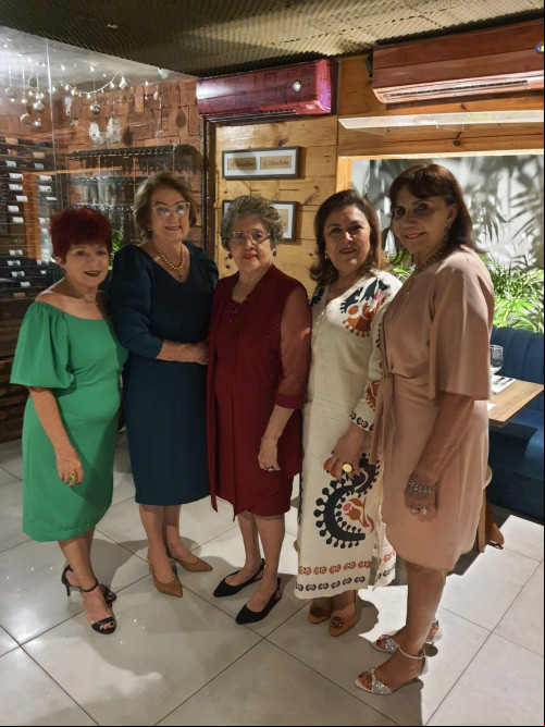 #FelizNatal - Para as queridas Naty Silveira, Gracinha Monteiro, Dra. Terezinha de Jesus Santos, Andrelina Albuquerque e Neide Medeiros em aniversário badalado. Chics!!! - (Divulgação)