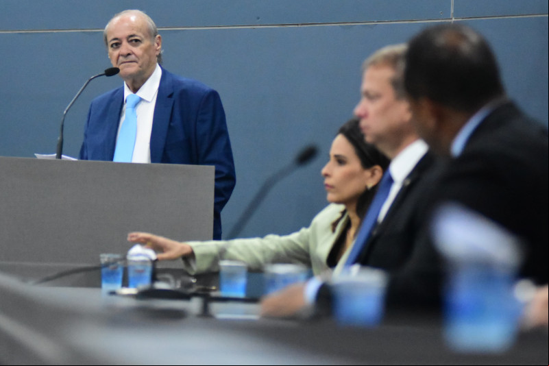 Enzo Samuel acompanha discurso de Silvio Mendes na Câmara Municipal de Teresina. - (Jaílson Soares / PMT)