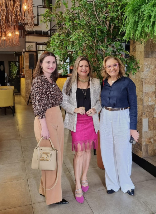 #'Gente é pra Brilhar' - Um click com as queridas Karine Barros Canabrava, Lucy de Araújo Santana Feitosa, amigos e amigas que contribuíram para o SUCESSO do nosso Almoço - 'Gente é pra Brilhar'. Chics!!! - (Luciêne Sampaio)