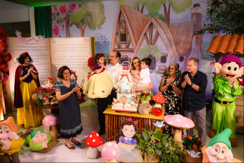 #Aniversário - Click's da Festa de Aniversário de 2 Anos da belíssima Isabella!!! Filha dos queridos Dr. Carlos Tajra & Rafaella Vitalle, realizada em grande estilo com a família reunida. Fotos by Marcelo Burlamaqui e Decoração Leyla Sampaio. Parabéns. Chics!!! - (Arquivo Pessoal)