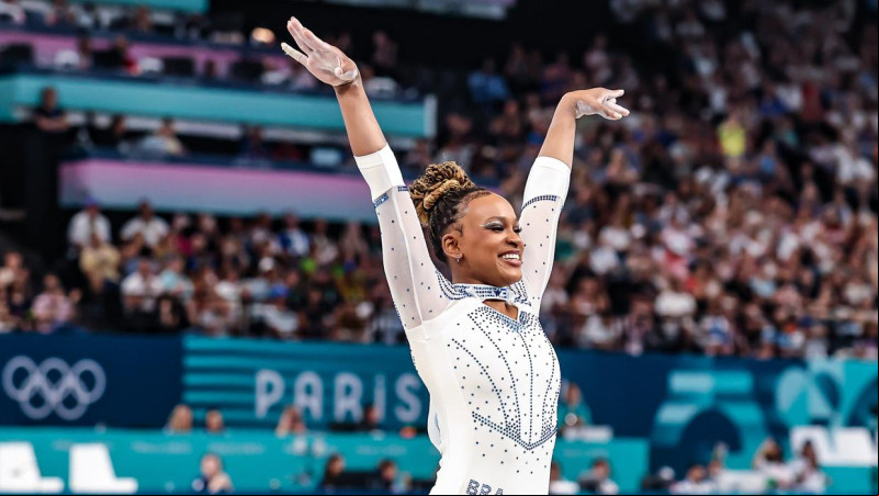 Rebeca Andrade fica fora do pódio na trave, mas buscará nova medalha na final do solo
